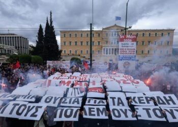 Απεργιακή συγκέντρωση για τον εορτασμό της εργατικής Πρωτομαγιάς από το ΠΑΜΕ στην πλατεία Συντάγματος (φωτ.: Γιώργος Κονταρίνης/EUROKINISSI)