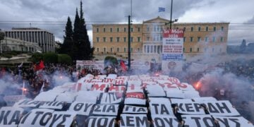 Απεργιακή συγκέντρωση για τον εορτασμό της εργατικής Πρωτομαγιάς από το ΠΑΜΕ στην πλατεία Συντάγματος (φωτ.: Γιώργος Κονταρίνης/EUROKINISSI)