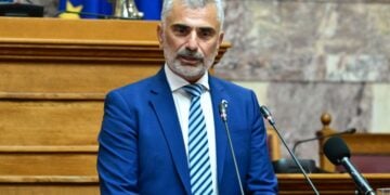 Ο πρόεδρος της Παμποντιακής Ομοσπονδίας Ελλάδος Γιώργος Βαρυθυμιάδης στο βήμα της Αίθουσας της Γερουσίας στην ελληνική Βουλή (φωτ.: Τατιάνα Μπόλαρη/ EUROKINISSI)