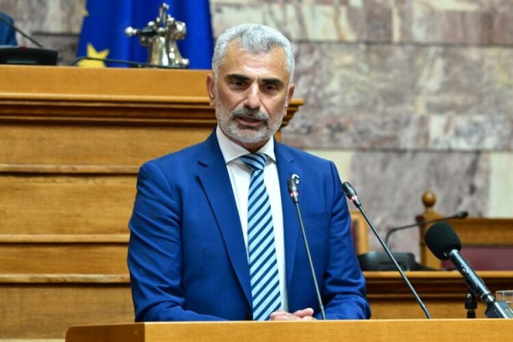 Ο πρόεδρος της Παμποντιακής Ομοσπονδίας Ελλάδος Γιώργος Βαρυθυμιάδης στο βήμα της Αίθουσας της Γερουσίας στην ελληνική Βουλή (φωτ.: Τατιάνα Μπόλαρη/ EUROKINISSI)
