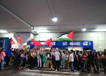 Στιγμιότυπο από την άφιξη στο αεροδρόμιο «Ελευθέριος Βενιζέλος» των Ελλήνων ακτιβιστών που συμμετείχαν στον στόλο «Global Sumud Flotilla» (φωτ.: Τατιάνα Μπόλαρη/ EUROKINISSI)