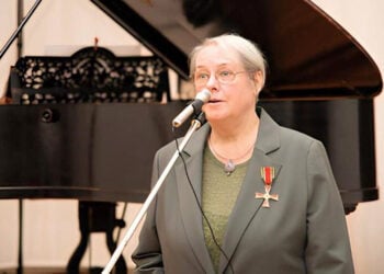 Η Γερμανίδα ερευνήτρια Τέσα Χόφμαν τιμήθηκε το 2025 με τον Ομοσπονδιακό Σταυρό Αξίας της Γερμανίας για τη μακρόχρονη δράση της υπέρ της αναγνώρισης των γενοκτονιών Αρμενίων, Ασσυρίων και Ελλήνων (φωτ.: Lili Nahapetian)