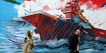 Ιρανοί περνούν μπροστά από μια τοιχογραφία με αντι-αμερικανικά και αντι-ισραηλινά μηνύματα σε δρόμο της Τεχεράνης (φωτ.: EPA/ABEDIN TAHERKENAREH)