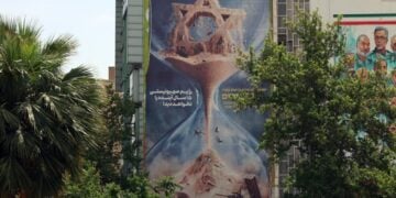 Αντιισραηλινή αφίσα κρέμεται στην πλατεία Παλαιστίνης στην Τεχεράνη του Ιράν. Γράφει στα περσικά: «Το Ισραήλ δεν θα προλάβει να δει τα επόμενα δεκαπέντε χρόνια» (φωτ.: EPA/ABEDIN TAHERKENAREH)