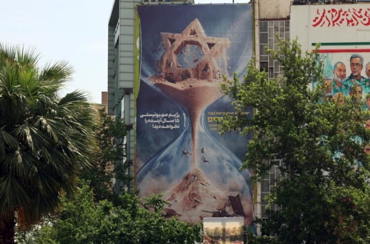 Αντιισραηλινή αφίσα κρέμεται στην πλατεία Παλαιστίνης στην Τεχεράνη του Ιράν. Γράφει στα περσικά: «Το Ισραήλ δεν θα προλάβει να δει τα επόμενα δεκαπέντε χρόνια» (φωτ.: EPA/ABEDIN TAHERKENAREH)