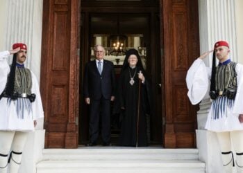Στιγμιότυπο από τη συνάντηση του Προέδρου της Δημοκρατίας Κωνσταντίνου Τασούλα, με τον Οικουμενικό Πατριάρχη Βαρθολομαίο, νωρίτερα στο Προεδρικό Μέγαρο (φωτ.: Θοδωρής Μανωλόπουλος/ Γρ. Τύπου Προεδρίας/ EUROKINISSI)