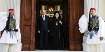 Στιγμιότυπο από τη συνάντηση του Προέδρου της Δημοκρατίας Κωνσταντίνου Τασούλα, με τον Οικουμενικό Πατριάρχη Βαρθολομαίο, νωρίτερα στο Προεδρικό Μέγαρο (φωτ.: Θοδωρής Μανωλόπουλος/ Γρ. Τύπου Προεδρίας/ EUROKINISSI)