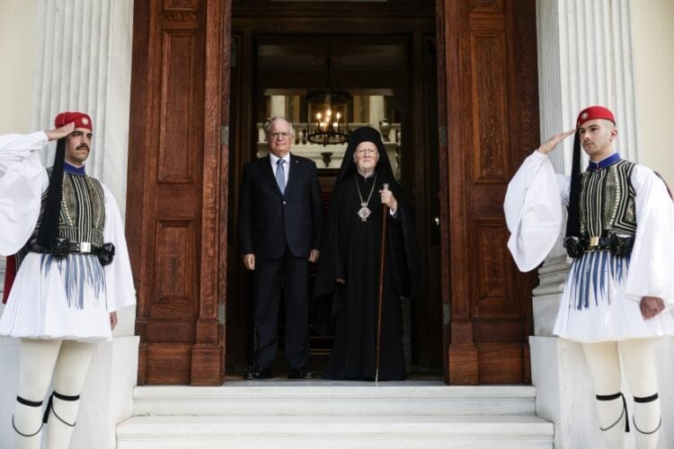 Στιγμιότυπο από τη συνάντηση του Προέδρου της Δημοκρατίας Κωνσταντίνου Τασούλα, με τον Οικουμενικό Πατριάρχη Βαρθολομαίο, νωρίτερα στο Προεδρικό Μέγαρο (φωτ.: Θοδωρής Μανωλόπουλος/ Γρ. Τύπου Προεδρίας/ EUROKINISSI)