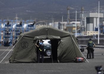 Αξιωματικοί της ισπανικής Πολιτοφυλακής και  αστυνομικοί προετοιμάζουν το κέντρο επιχειρήσεων που στήθηκε στο λιμάνι της Γραναντίγια ντε Αμπόνα, στο νησί της Τενερίφης, εν αναμονή του κρουαζιερόπλοιου MV Hondius (φωτ.: EPA/MIGUEL BARRETO)