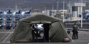 Αξιωματικοί της ισπανικής Πολιτοφυλακής και  αστυνομικοί προετοιμάζουν το κέντρο επιχειρήσεων που στήθηκε στο λιμάνι της Γραναντίγια ντε Αμπόνα, στο νησί της Τενερίφης, εν αναμονή του κρουαζιερόπλοιου MV Hondius (φωτ.: EPA/MIGUEL BARRETO)