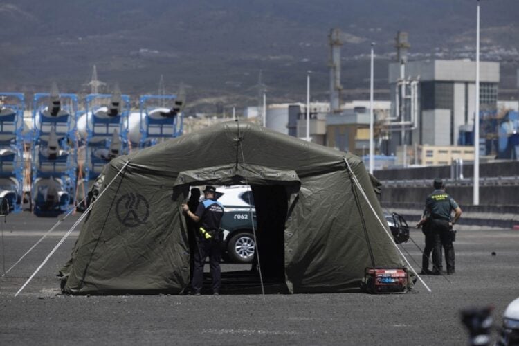 Αξιωματικοί της ισπανικής Πολιτοφυλακής και  αστυνομικοί προετοιμάζουν το κέντρο επιχειρήσεων που στήθηκε στο λιμάνι της Γραναντίγια ντε Αμπόνα, στο νησί της Τενερίφης, εν αναμονή του κρουαζιερόπλοιου MV Hondius (φωτ.: EPA/MIGUEL BARRETO)