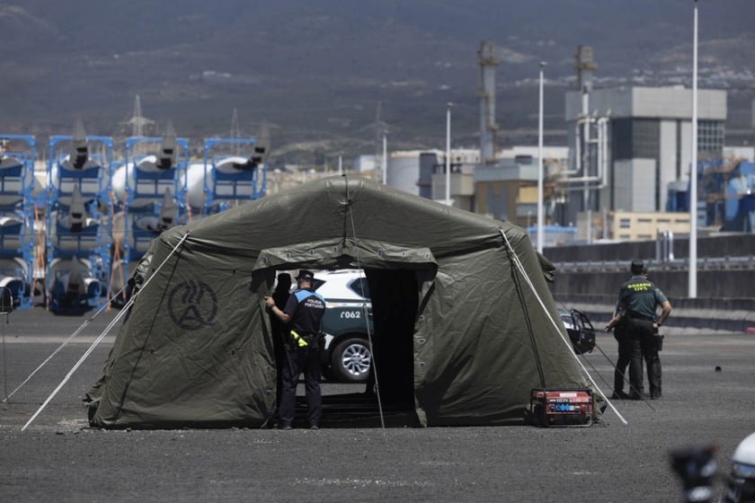 Αξιωματικοί της ισπανικής Πολιτοφυλακής και  αστυνομικοί προετοιμάζουν το κέντρο επιχειρήσεων που στήθηκε στο λιμάνι της Γραναντίγια ντε Αμπόνα, στο νησί της Τενερίφης, εν αναμονή του κρουαζιερόπλοιου MV Hondius (φωτ.: EPA/MIGUEL BARRETO)
