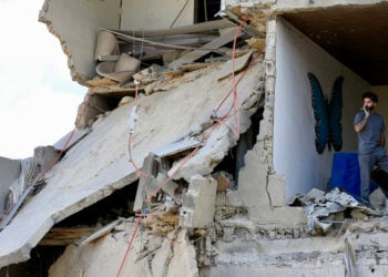 Κάτοικοι επιθεωρούν τις καταστροφές μετά από ισραηλινό αεροπορικό πλήγμα στην παραλιακή πόλη της Τύρου, στον νότιο Λίβαν (φωτ.: EPA / STRINGER )