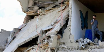 Κάτοικοι επιθεωρούν τις καταστροφές μετά από ισραηλινό αεροπορικό πλήγμα στην παραλιακή πόλη της Τύρου, στον νότιο Λίβαν (φωτ.: EPA / STRINGER )