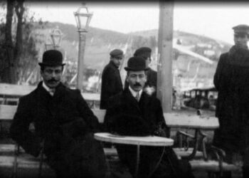 Ιστορική φωτογραφία που απεικονίζει δύο ηγετικές μορφές της Οργανώσεως Κωνσταντινουπόλεως, του Αθανάσιου Σουλιώτη (αρ.) και του Ίωνα Δραγούμη (πηγή: Αμερικανική Σχολή Κλασικών Σπουδών στην Αθήνα, Τμήμα Αρχείων, Αρχείο Αθανασίου Σουλιώτη-Νικολαΐδη)