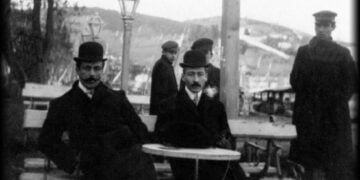Ιστορική φωτογραφία που απεικονίζει δύο ηγετικές μορφές της Οργανώσεως Κωνσταντινουπόλεως, του Αθανάσιου Σουλιώτη (αρ.) και του Ίωνα Δραγούμη (πηγή: Αμερικανική Σχολή Κλασικών Σπουδών στην Αθήνα, Τμήμα Αρχείων, Αρχείο Αθανασίου Σουλιώτη-Νικολαΐδη)
