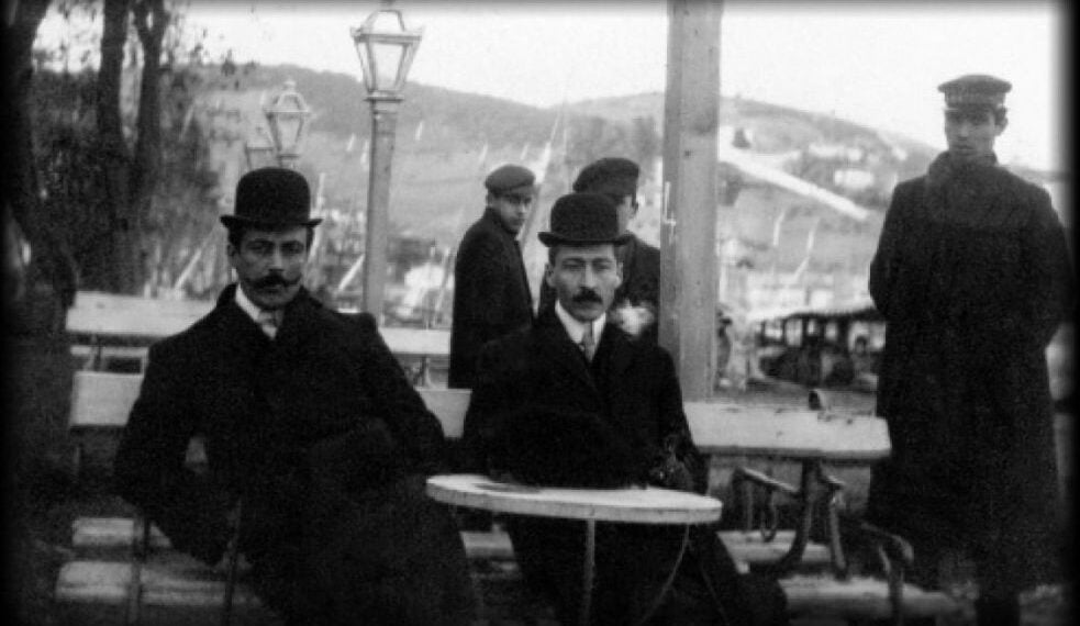 Ιστορική φωτογραφία που απεικονίζει δύο ηγετικές μορφές της Οργανώσεως Κωνσταντινουπόλεως, του Αθανάσιου Σουλιώτη (αρ.) και του Ίωνα Δραγούμη (πηγή: Αμερικανική Σχολή Κλασικών Σπουδών στην Αθήνα, Τμήμα Αρχείων, Αρχείο Αθανασίου Σουλιώτη-Νικολαΐδη)