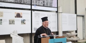 Ο Οικουμενικός Πατριάρχης Βαρθολομαίος στα εγκαίνια της έκθεσης για το Ορφανοτροφείο της Πριγκήπου (φωτ.: facebook.com/ercan.akpolat.3)