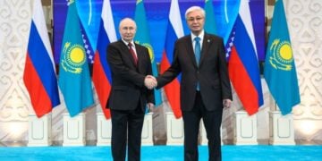 Ο Ρώσος πρόεδρος Βλαντίμιρ Πούτιν (αριστερά) και ο πρόεδρος του Καζακστάν Κασίμ-Τζομάρτ Τοκάγεφ κάνουν χειραψία πριν από τη συνάντησή τους στο Παλάτι της Ανεξαρτησίας στην Αστάνα του Καζακστάν (φωτ.: EPA/ALEXANDER KAZAKOV / SPUTNIK / KREMLIN POOL)