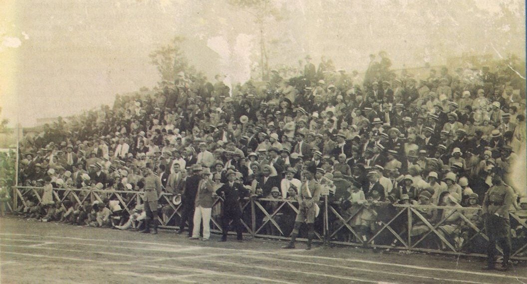 Στιγμιότυπο από τους Πανιώνιους Αγώνες στο Στάδιο Πανιωνίου, το 1918, στην Πούντα της Σμύρνης (πηγή: panionioshistory.blogspot.com)