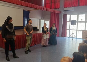 Παρουσίαση των ποντιακών φορεσιών στο 15ο Δημοτικό Σχολείο Μυτιλήνης (φωτ.: stonisi.gr)