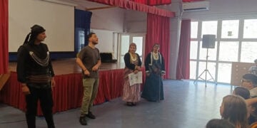 Παρουσίαση των ποντιακών φορεσιών στο 15ο Δημοτικό Σχολείο Μυτιλήνης (φωτ.: stonisi.gr)