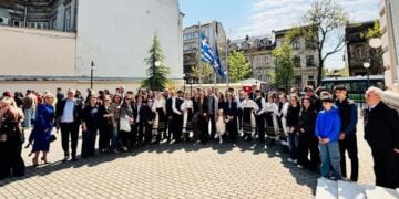 Μέλη της ελληνικής κοινότητας στον αύλειο χώρο του Ελληνικού προξενείου στο Βουκουρέστι τον Απρίλιο του 2026 (πηγή: facebook.com/
UNIUNEA.ELENA.DIN.ROMANIA)