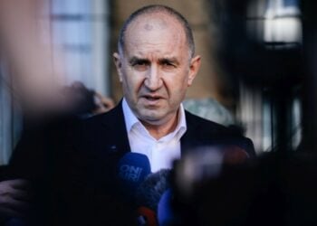 Ο Ρούμεν Ράντεφ, ηγέτης του συνασπισμού «Προοδευτική Βουλγαρία» (φωτ.: EPA/BORISLAV TROSHEV)