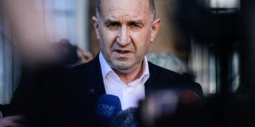 Ο Ρούμεν Ράντεφ, ηγέτης του συνασπισμού «Προοδευτική Βουλγαρία» (φωτ.: EPA/BORISLAV TROSHEV)