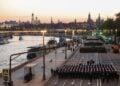 Ρώσοι στρατιώτες παρελαύνουν κατά τη διάρκεια της προετοιμασίας για την πρόβα της ετήσιας στρατιωτικής παρέλασης, ενόψει των εορτασμών για την Ημέρα της Νίκης στο κέντρο της Μόσχας (φωτ.: EPA/MAXIM SHIPENKOV)