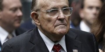 Ο πρώην δήμαρχος της Νέας Υόρκης Ρούντι Τζουλιάνι σε τελετή στο Μνημείο της 11ης Σεπτεμβρίου, με αφορμή την 21η επέτειο από τις τρομοκρατικές επιθέσεις της 11ης Σεπτεμβρίου 2001 (φωτ. αρχείου: EPA/ Peter Foley)