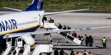 Αεροσκάφος της 
Ryanair στο αεροδρόμιο του Βερολίνου-Βραδεμβούργου, 17 Απριλίου 2026 (φωτ.: EPA / Filip Singer)