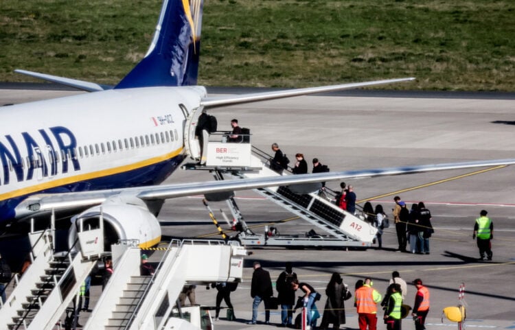 Αεροσκάφος της 
Ryanair στο αεροδρόμιο του Βερολίνου-Βραδεμβούργου, 17 Απριλίου 2026 (φωτ.: EPA / Filip Singer)
