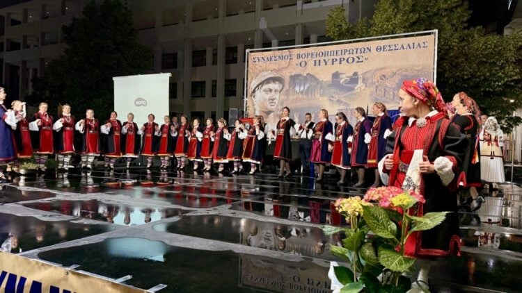 Στιγμιότυπο από την 1η Πανελλήνια Συνάντηση Πολιτιστικών Συλλόγων Βορείου Ηπείρου, στη Λάρισα (φωτ.: maximos.gr)