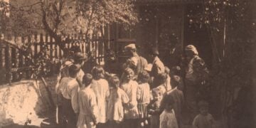 Εμβολιασμός του Ερυθρού Σταυρού στη Σμύρνη (πηγή: Εκδόσεις «Νέα Σύνορα» – Α.Α. Λιβάνη & Σία Ε.Ε)