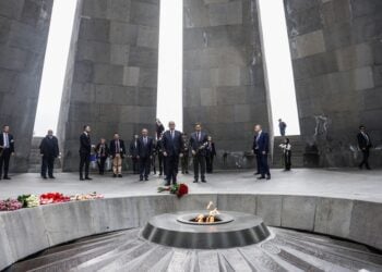 Ο Πρόεδρος της Δημοκρατίας Κωνσταντίνος Τασούλας στο μνημείο Τσιτσερνακαμπέρντ, στο Γερεβάν (φωτ.: ΑΠΕ-ΜΠΕ/Προεδρία της Δημοκρατίας/Θοδωρής Μανωλόπουλος)