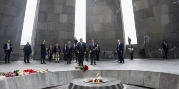 Ο Πρόεδρος της Δημοκρατίας Κωνσταντίνος Τασούλας στο μνημείο Τσιτσερνακαμπέρντ, στο Γερεβάν (φωτ.: ΑΠΕ-ΜΠΕ/Προεδρία της Δημοκρατίας/Θοδωρής Μανωλόπουλος)