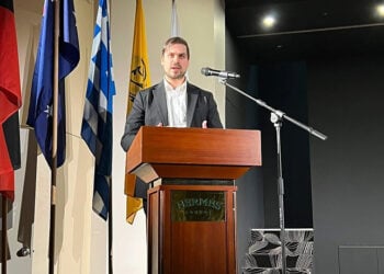 Ο δρ Θεμιστοκλής Κρητικάκος κατά τη διάρκεια ομιλίας (φωτ.: Αρχείο Θ. Κρητικάκου)