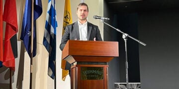 Ο δρ Θεμιστοκλής Κρητικάκος κατά τη διάρκεια ομιλίας (φωτ.: Αρχείο Θ. Κρητικάκου)