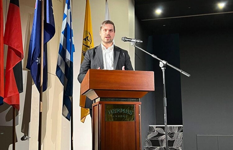 Ο δρ Θεμιστοκλής Κρητικάκος κατά τη διάρκεια ομιλίας (φωτ.: Αρχείο Θ. Κρητικάκου)