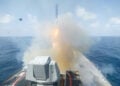 Το αντιτορπιλικό κατευθυνόμενων πυραύλων USS Spruance του αμερικανικού Πολεμικού Ναυτικού εκτοξεύει πύραυλο Tomahawk κατά τη διάρκεια επιχειρήσεων στο πλαίσιο της επιχείρησης «Epic Fury» (φωτ.: EPA / US Navy)