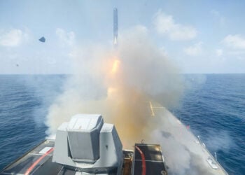 Το αντιτορπιλικό κατευθυνόμενων πυραύλων USS Spruance του αμερικανικού Πολεμικού Ναυτικού εκτοξεύει πύραυλο Tomahawk κατά τη διάρκεια επιχειρήσεων στο πλαίσιο της επιχείρησης «Epic Fury» (φωτ.: EPA / US Navy)