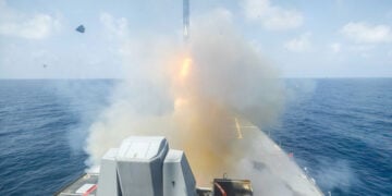 Το αντιτορπιλικό κατευθυνόμενων πυραύλων USS Spruance του αμερικανικού Πολεμικού Ναυτικού εκτοξεύει πύραυλο Tomahawk κατά τη διάρκεια επιχειρήσεων στο πλαίσιο της επιχείρησης «Epic Fury» (φωτ.: EPA / US Navy)