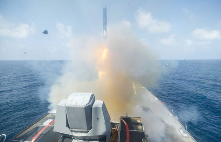Το αντιτορπιλικό κατευθυνόμενων πυραύλων USS Spruance του αμερικανικού Πολεμικού Ναυτικού εκτοξεύει πύραυλο Tomahawk κατά τη διάρκεια επιχειρήσεων στο πλαίσιο της επιχείρησης «Epic Fury» (φωτ.: EPA / US Navy)