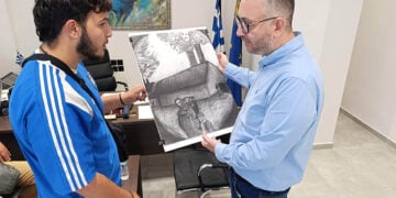 Ο δήμαρχος Παντελής Τσακίρης υποδέχθηκε τον μαθητή Γιάννη Ισκεντερίδη (φωτ.: Δήμος Ωραιοκάστρου)