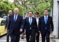 Οι πρώην υπουργοί Κώστας Τσιάρας και Νότης Μηταράκης προσέρχονται στην Ευρωπαϊκή Εισαγγελία με τον δικηγόρο τους, Μιχάλη Δημητρακόπουλο. Παρασκευή 22 Μαΐου 2026 (φωτ.: EUROKINISSI / Δανάη Δαυλοπούλου)