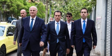 Οι πρώην υπουργοί Κώστας Τσιάρας και Νότης Μηταράκης προσέρχονται στην Ευρωπαϊκή Εισαγγελία με τον δικηγόρο τους, Μιχάλη Δημητρακόπουλο. Παρασκευή 22 Μαΐου 2026 (φωτ.: EUROKINISSI / Δανάη Δαυλοπούλου)