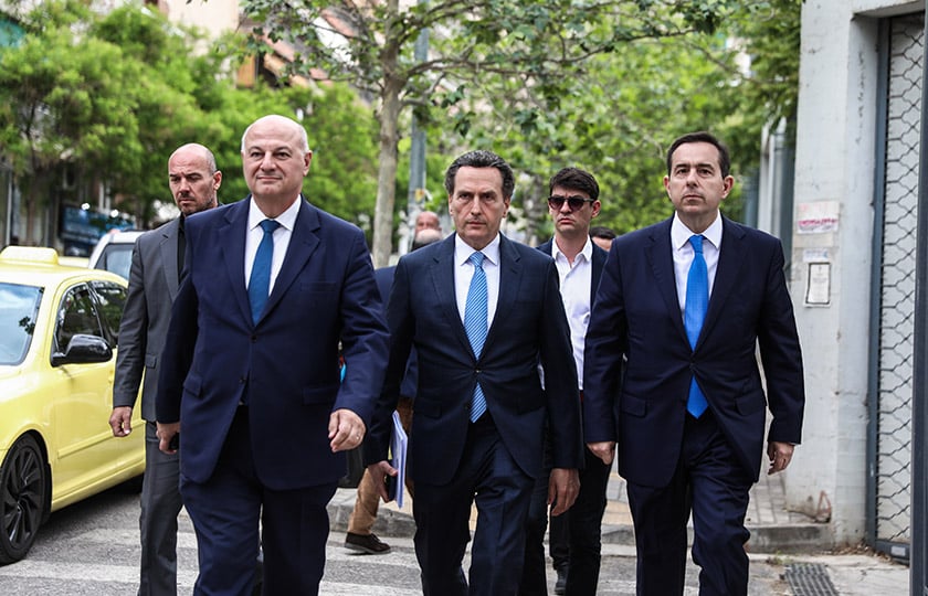Οι πρώην υπουργοί Κώστας Τσιάρας και Νότης Μηταράκης προσέρχονται στην Ευρωπαϊκή Εισαγγελία με τον δικηγόρο τους, Μιχάλη Δημητρακόπουλο. Παρασκευή 22 Μαΐου 2026 (φωτ.: EUROKINISSI / Δανάη Δαυλοπούλου)
