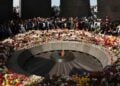 Εικόνα από τελετή μνήμης για το 1,5 εκατομμύριο Αρμενίους που σφαγιάστηκαν από τους Τούρκους Οθωμανούς στις αρχές του 20ού αιώνα, στο μνημείο της Γενοκτονίας των Αρμενίων Τσιτσερνακαμπέρντ στο Γερεβάν της Αρμενίας (φωτ.: EPA/ Narek Aleksanyan)