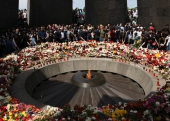 Εικόνα από τελετή μνήμης για το 1,5 εκατομμύριο Αρμενίους που σφαγιάστηκαν από τους Τούρκους Οθωμανούς στις αρχές του 20ού αιώνα, στο μνημείο της Γενοκτονίας των Αρμενίων Τσιτσερνακαμπέρντ στο Γερεβάν της Αρμενίας (φωτ.: EPA/ Narek Aleksanyan)